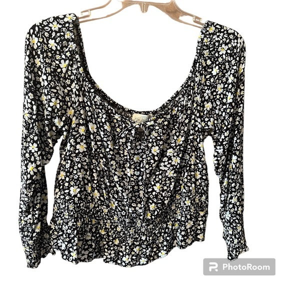 Jun & Ivy Tops - Jun & Ivy Top, Size XL, daisy floral print, cute with ruching‎ details